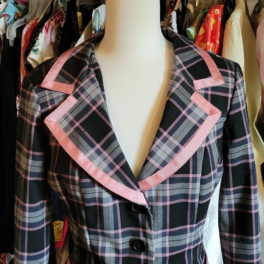 Beautiful Plaid Suit - Picture 4 of 6